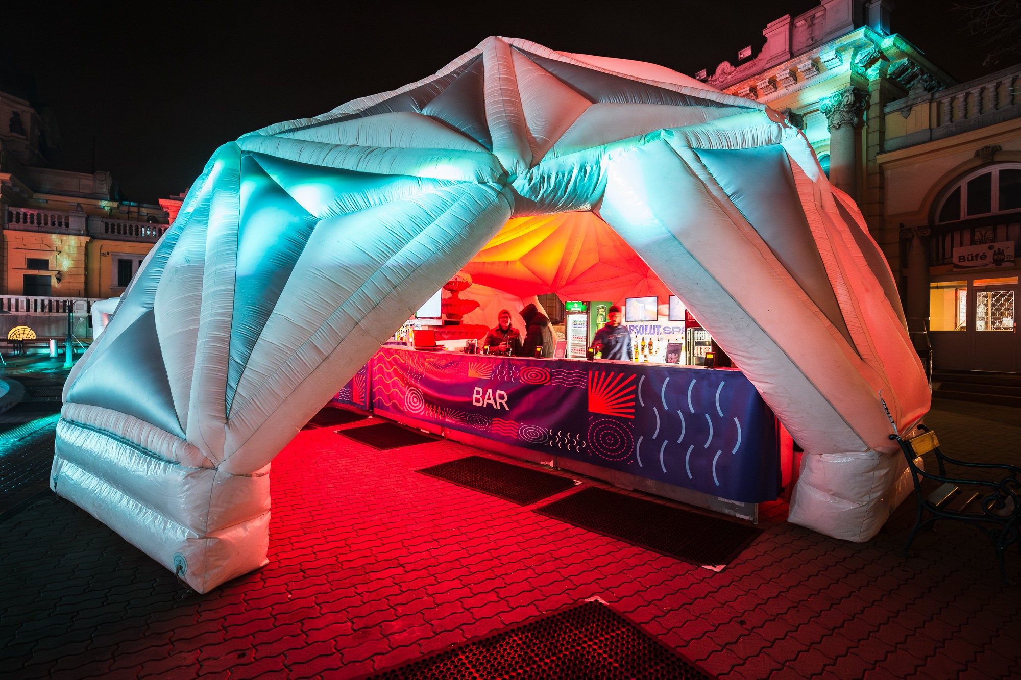 Beleuchtete Bar bei der Veranstaltung