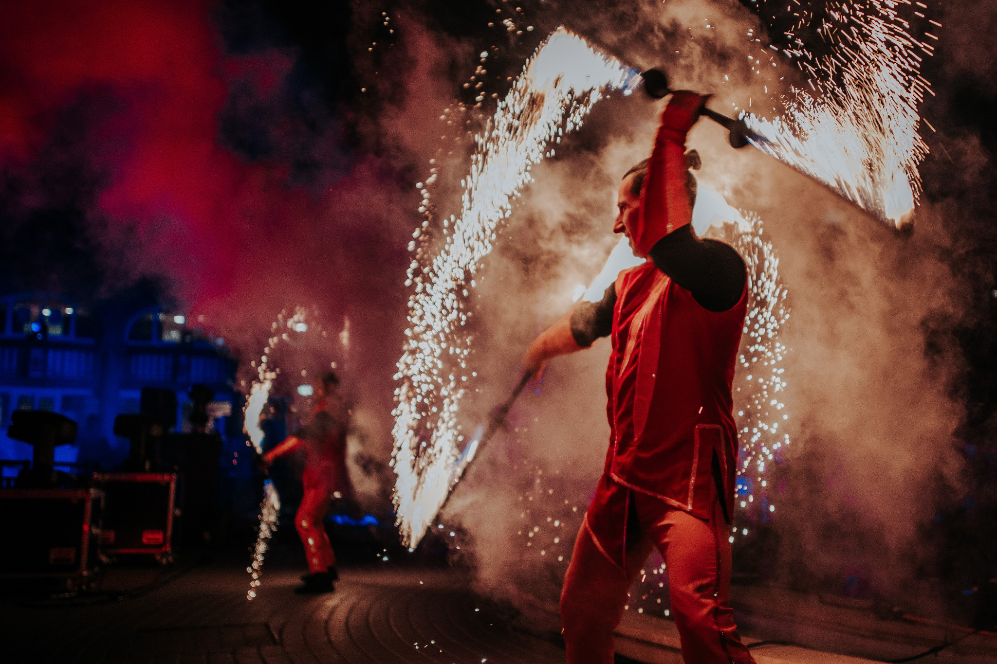 Feuerkünstler bei Nacht