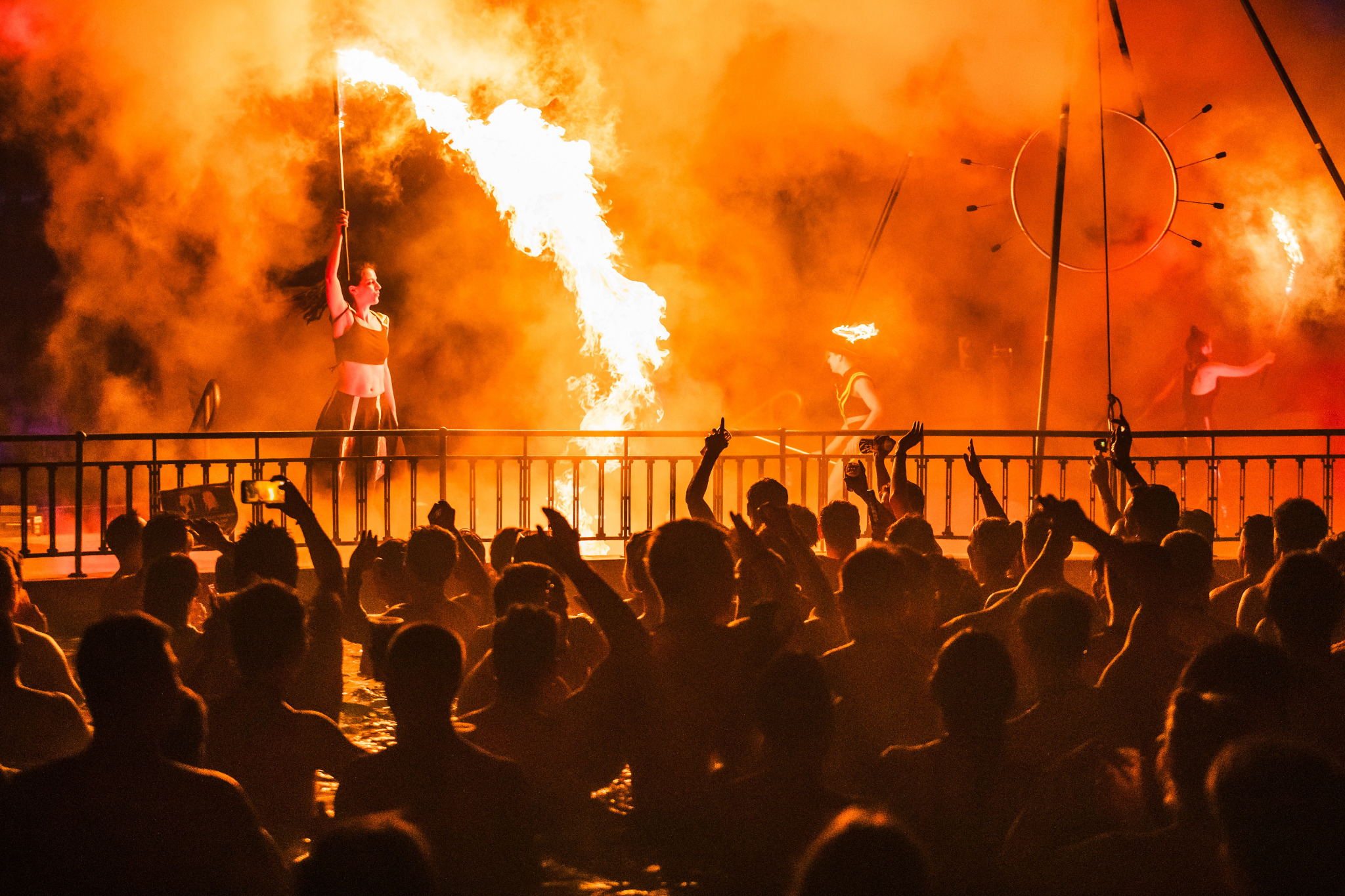 Feuershow vor dem Publikum