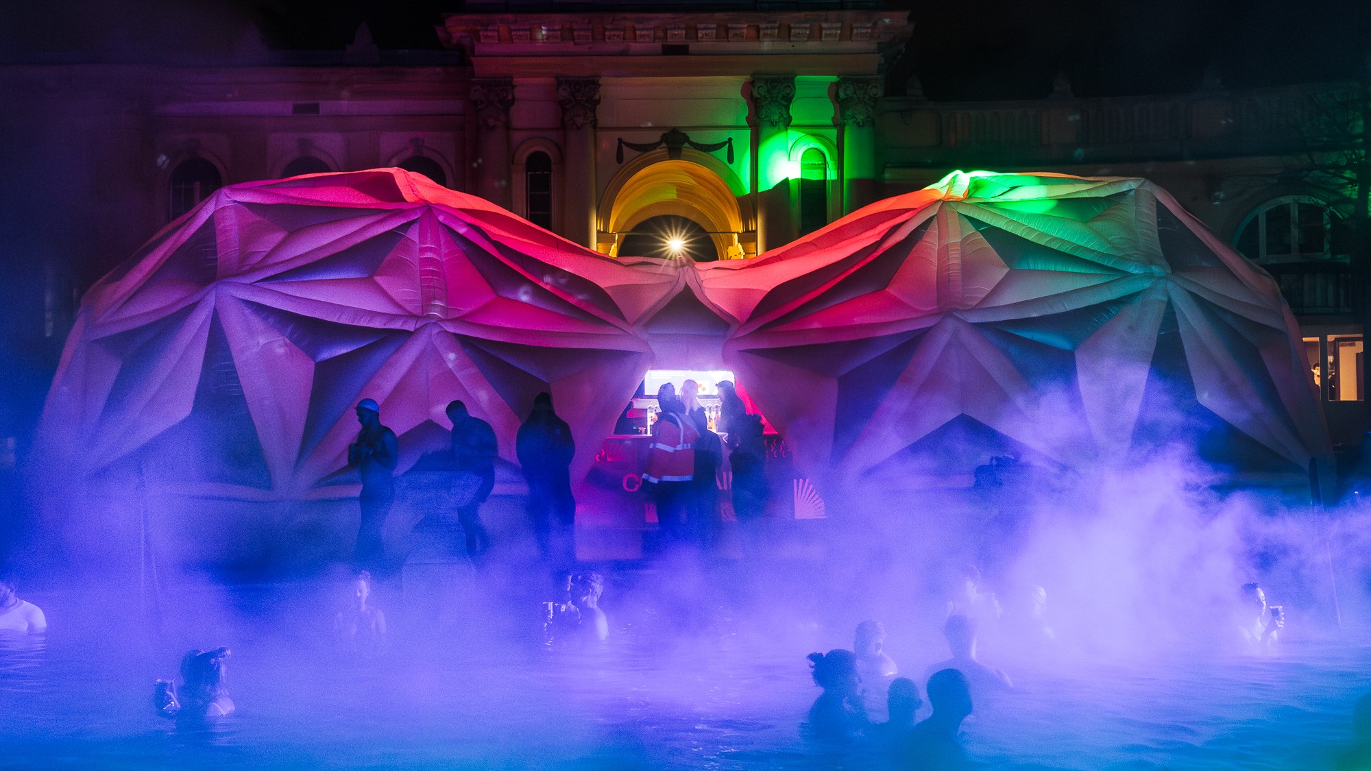 Nebel und Licht am Pool