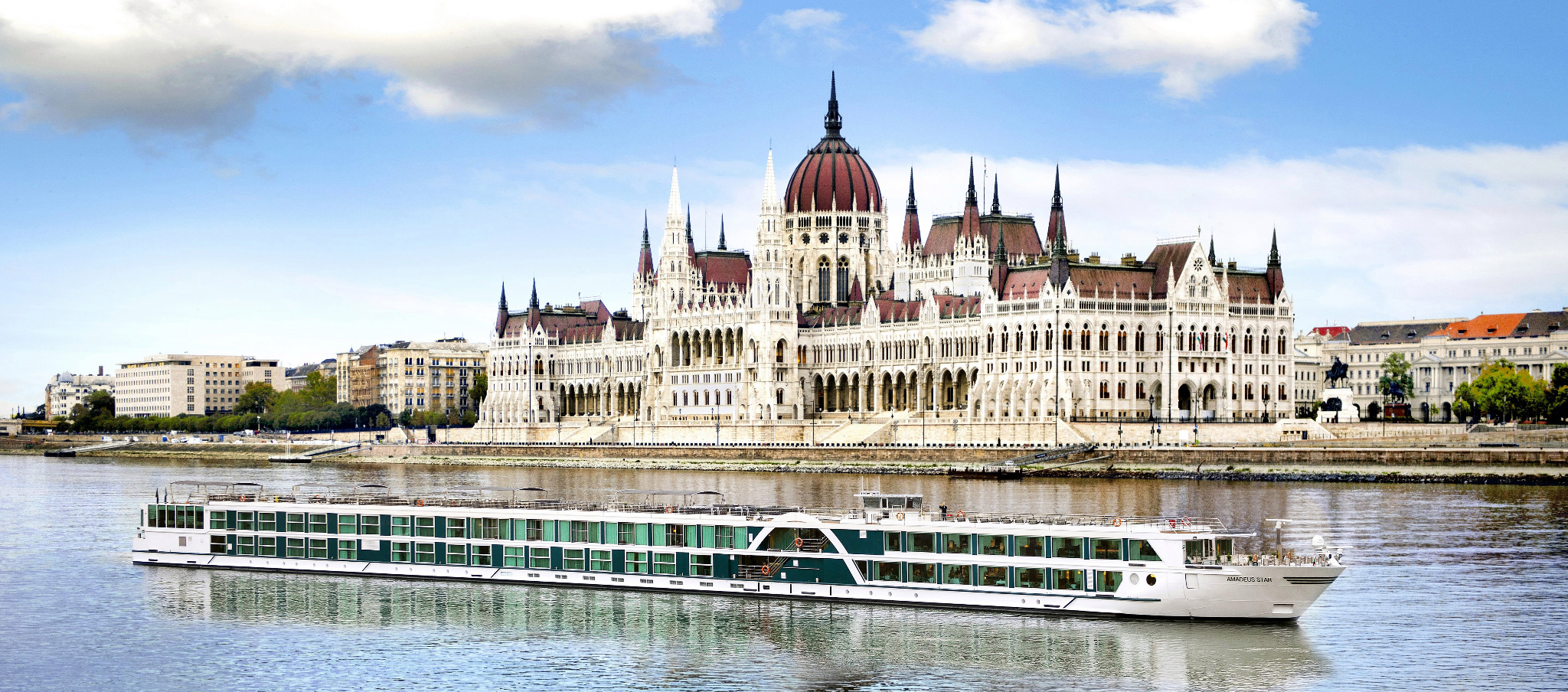 AMADEUS Flussschiff vor dem Budapester Parlament