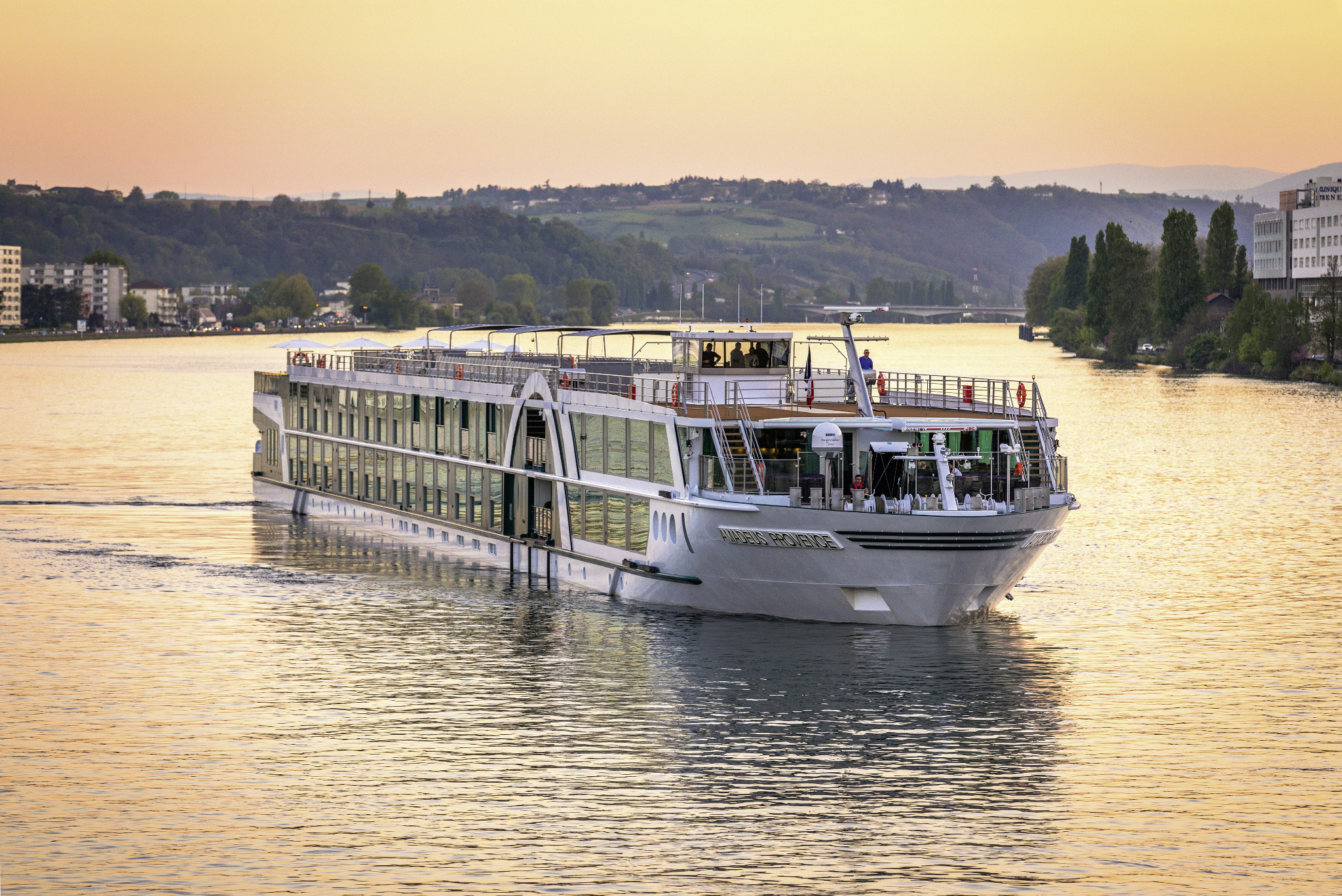 AMADEUS Provence auf der Donau im Abendlicht