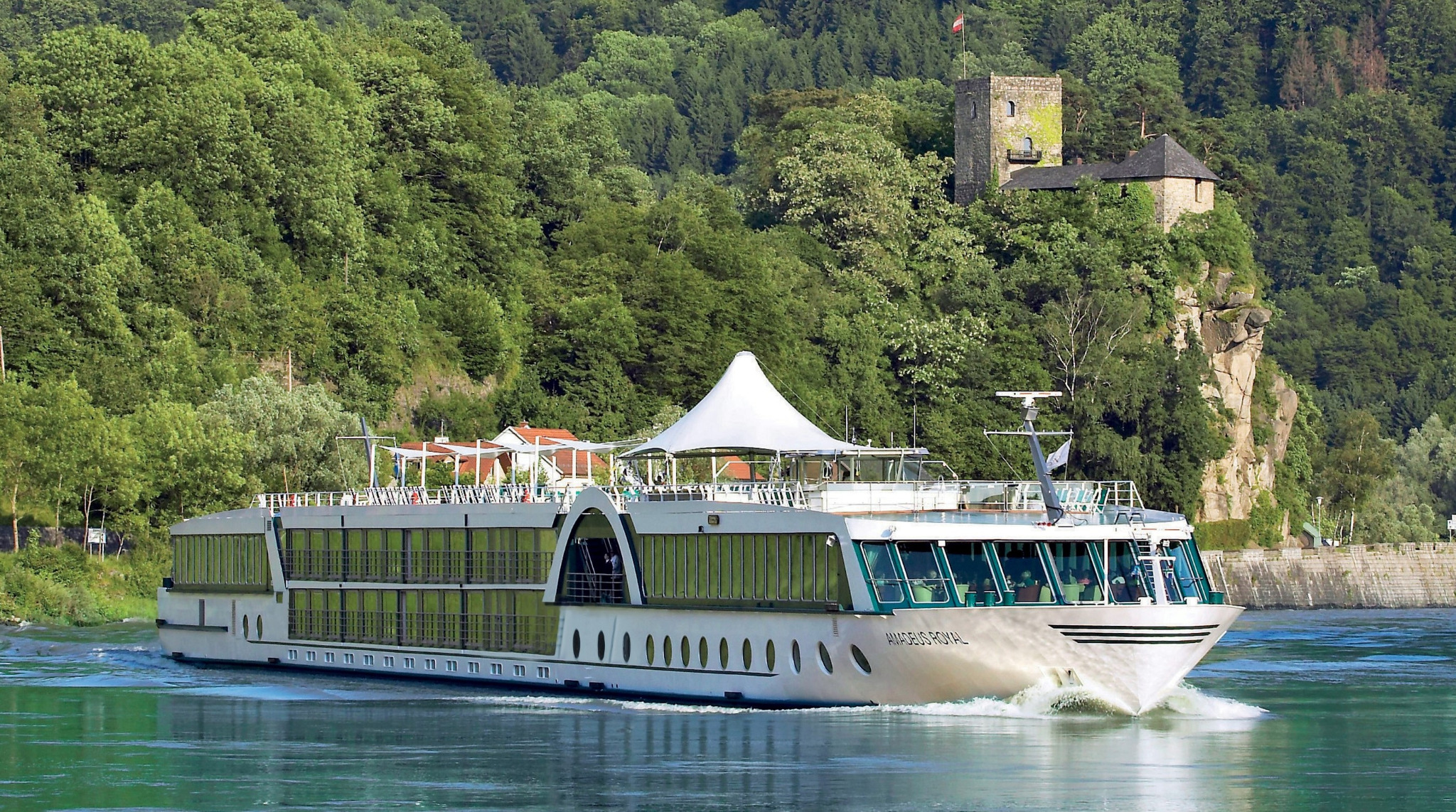 AMADEUS Royal vor grüner Donau-Landschaft